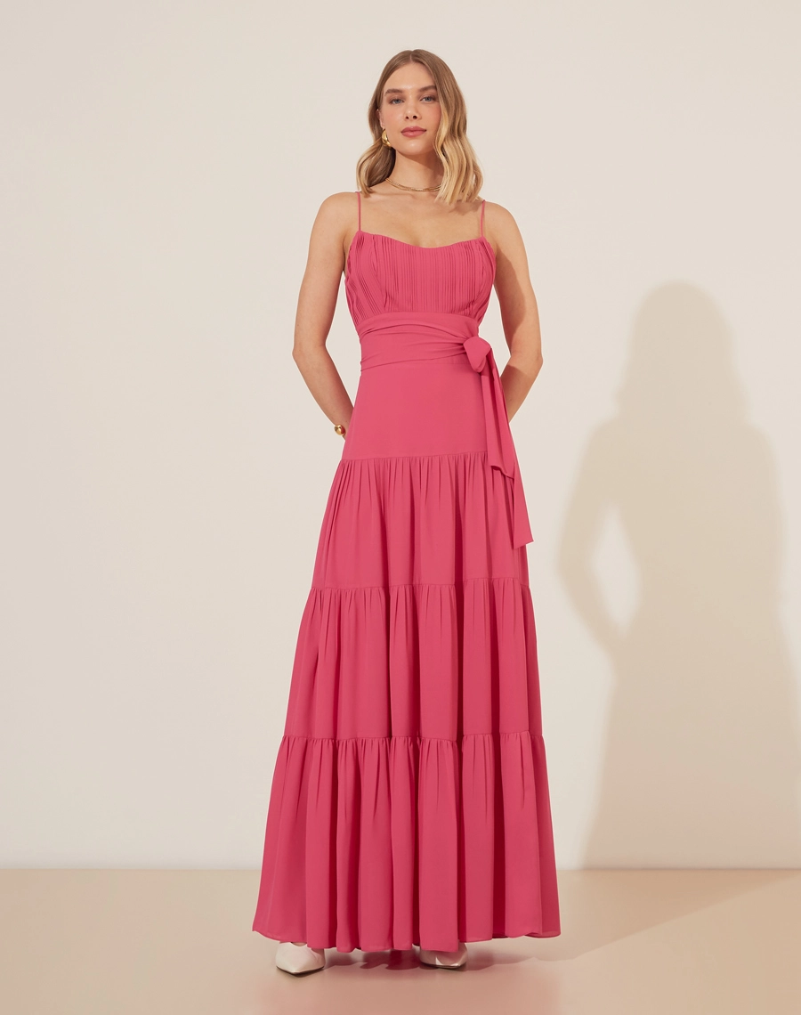 Vestido Longo Mônaco é confeccionado em crepe leve, oferecendo um caimento fluido e elegante. A peça é perfeita para ocasiões especiais, trazendo um toque de sofisticação e charme.