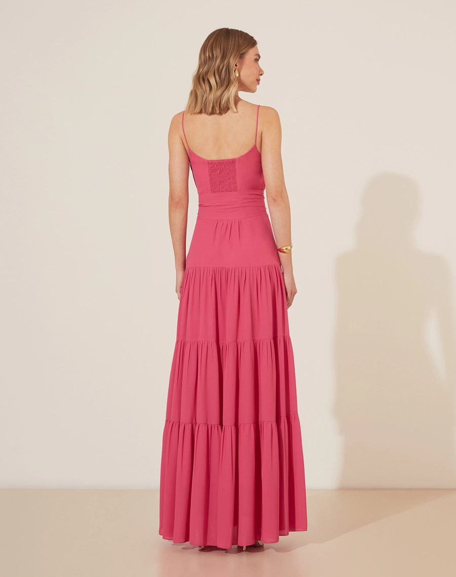 Vestido Longo Mônaco é confeccionado em crepe leve, oferecendo um caimento fluido e elegante. A peça é perfeita para ocasiões especiais, trazendo um toque de sofisticação e charme.