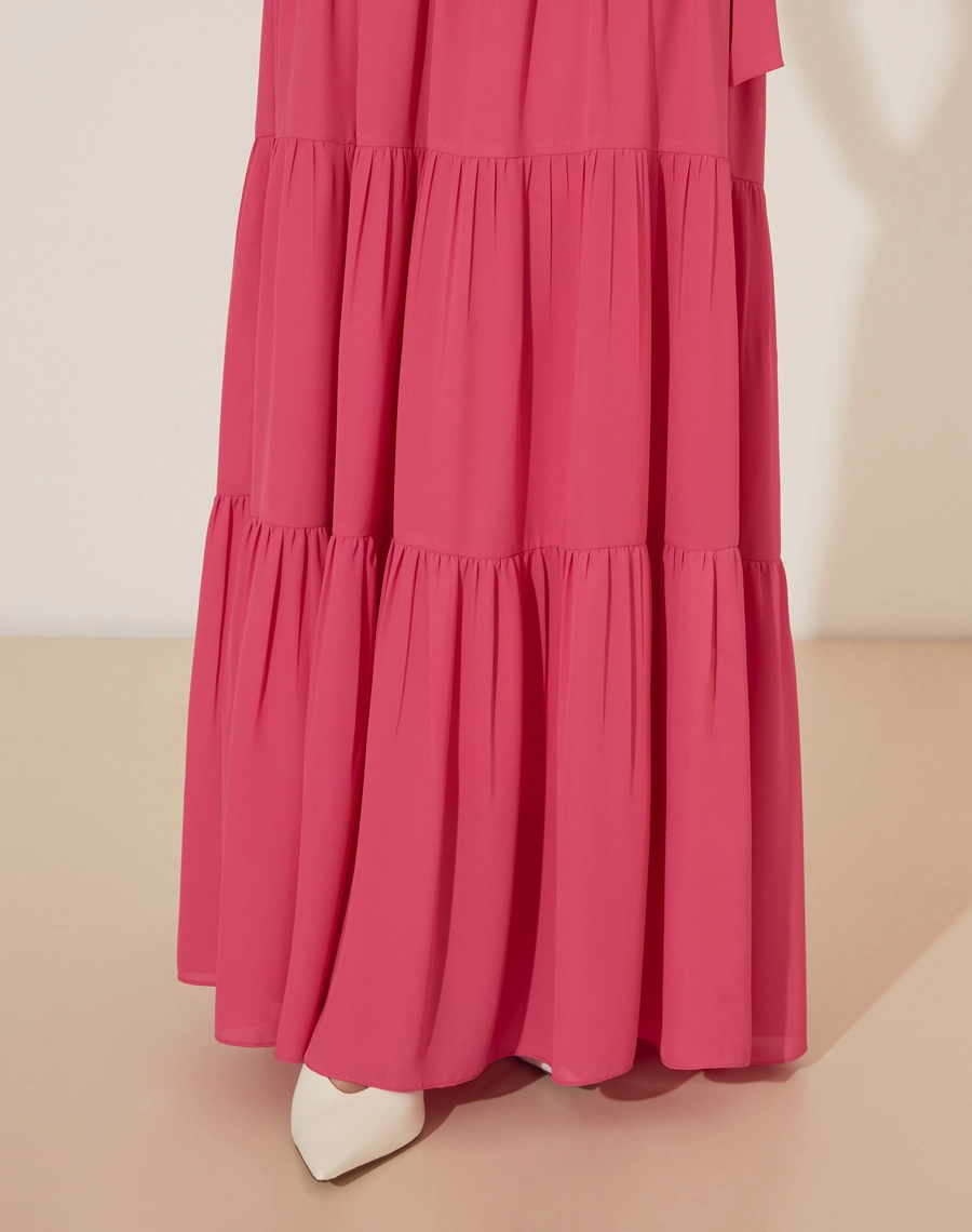 Vestido Longo Mônaco é confeccionado em crepe leve, oferecendo um caimento fluido e elegante. A peça é perfeita para ocasiões especiais, trazendo um toque de sofisticação e charme.