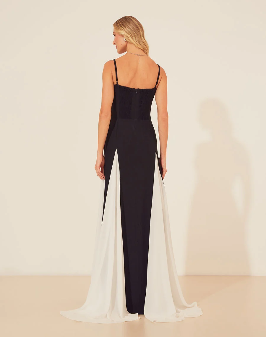Vestido Longo La Fontonne é a combinação perfeita de elegância e fluidez. Com seu design minimalista e ao mesmo tempo impactante, este vestido é uma escolha atemporal e versátil. 