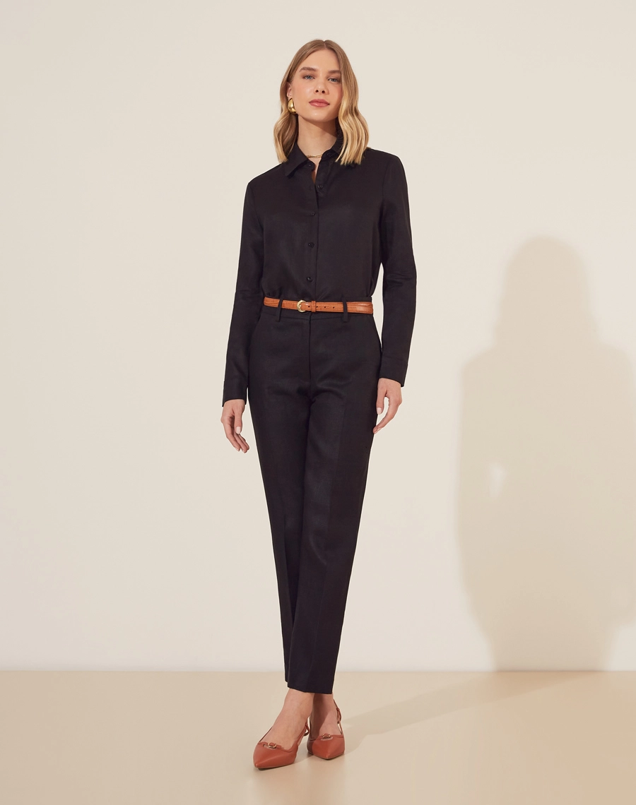 Calça Cecília é confeccionada em linho, um tecido natural que traz frescor e elegância para qualquer ocasião. Com cintura alta e corte reto, a peça oferece um caimento estruturado e moderno.