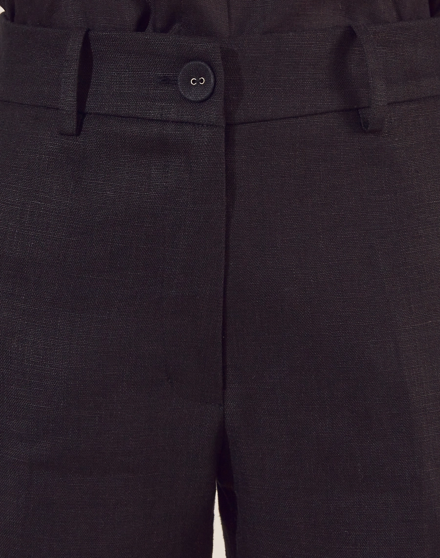 Calça Cecília é confeccionada em linho, um tecido natural que traz frescor e elegância para qualquer ocasião. Com cintura alta e corte reto, a peça oferece um caimento estruturado e moderno.