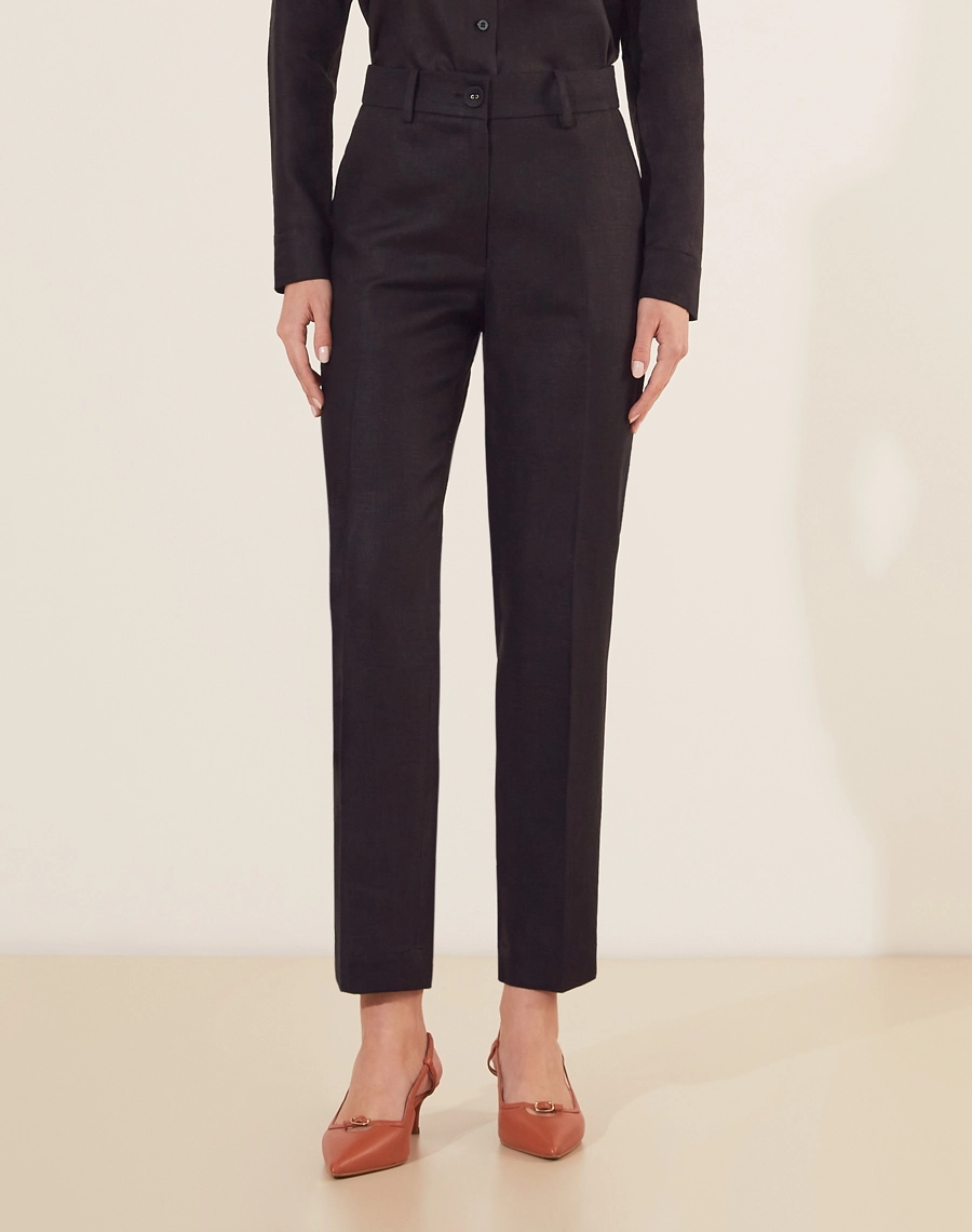 Calça Cecília é confeccionada em linho, um tecido natural que traz frescor e elegância para qualquer ocasião. Com cintura alta e corte reto, a peça oferece um caimento estruturado e moderno.