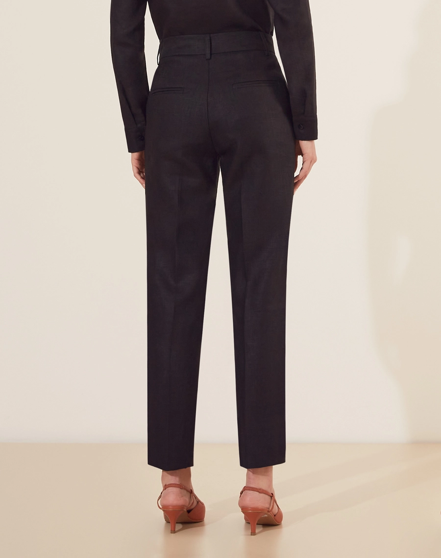 Calça Cecília é confeccionada em linho, um tecido natural que traz frescor e elegância para qualquer ocasião. Com cintura alta e corte reto, a peça oferece um caimento estruturado e moderno.