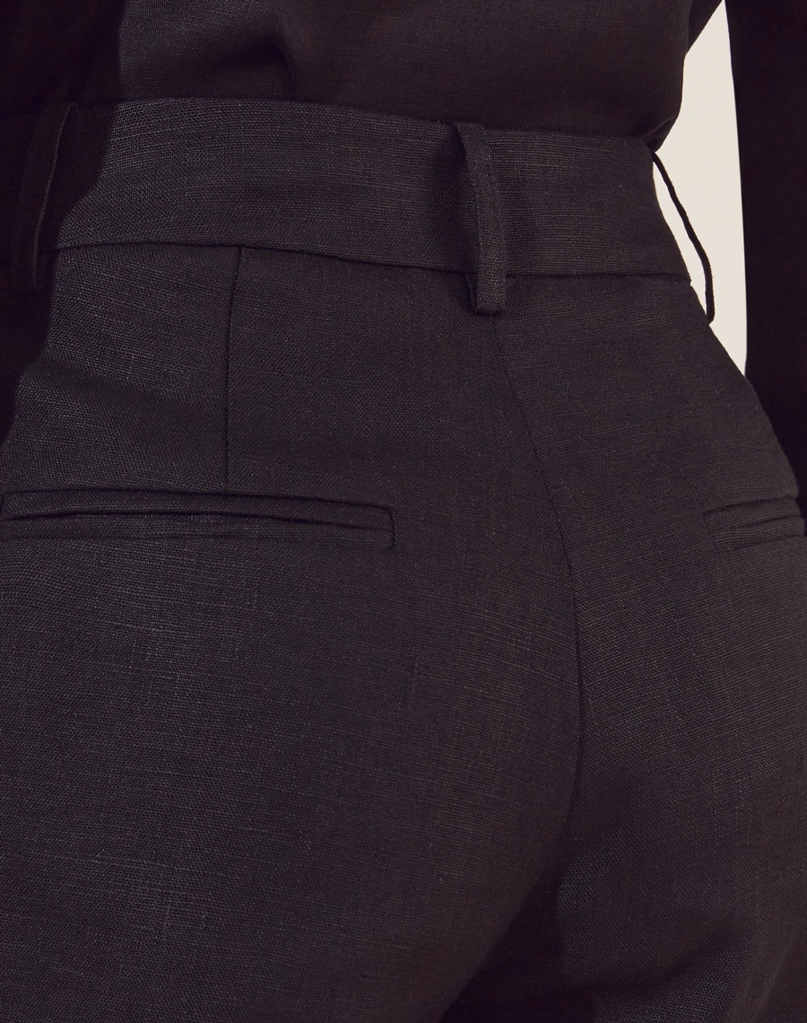 Calça Cecília é confeccionada em linho, um tecido natural que traz frescor e elegância para qualquer ocasião. Com cintura alta e corte reto, a peça oferece um caimento estruturado e moderno.