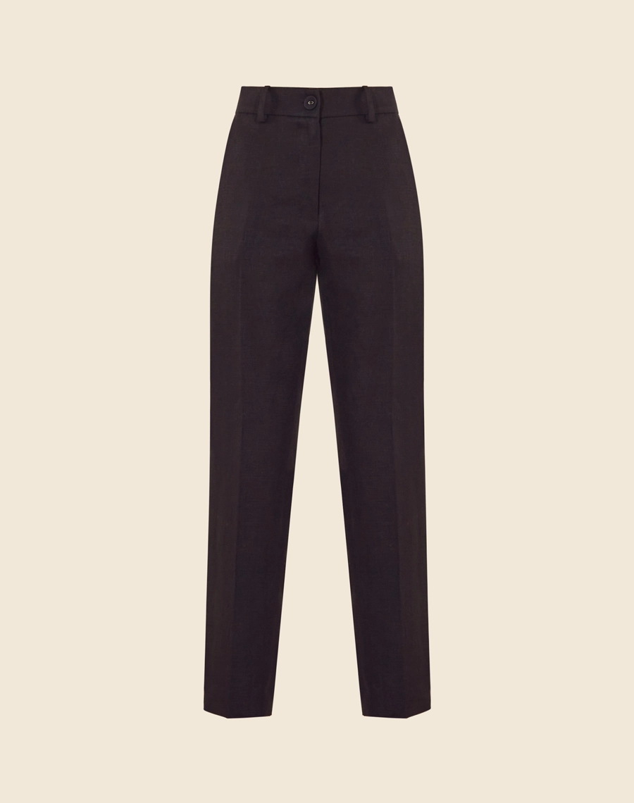 Calça Cecília é confeccionada em linho, um tecido natural que traz frescor e elegância para qualquer ocasião. Com cintura alta e corte reto, a peça oferece um caimento estruturado e moderno.