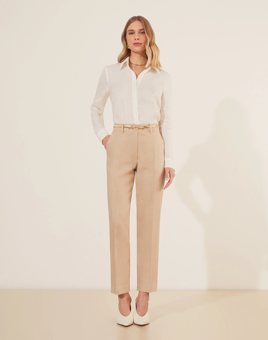 Calça Cecília é confeccionada em linho, um tecido natural que traz frescor e elegância para qualquer ocasião. Com cintura alta e corte reto, a peça oferece um caimento estruturado e moderno.