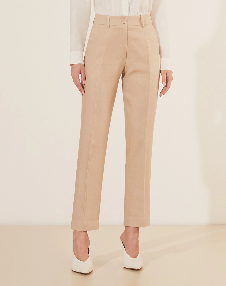Calça Cecília é confeccionada em linho, um tecido natural que traz frescor e elegância para qualquer ocasião. Com cintura alta e corte reto, a peça oferece um caimento estruturado e moderno.