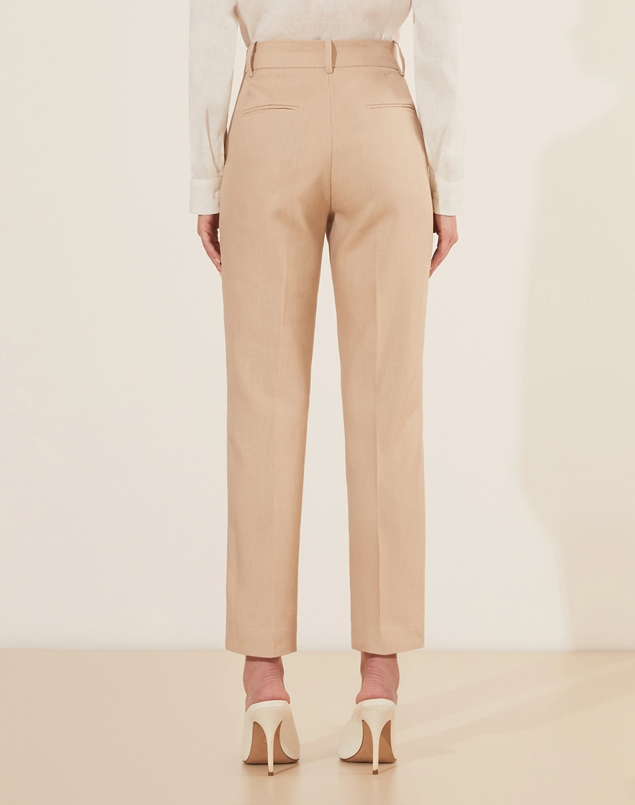 Calça Cecília é confeccionada em linho, um tecido natural que traz frescor e elegância para qualquer ocasião. Com cintura alta e corte reto, a peça oferece um caimento estruturado e moderno.