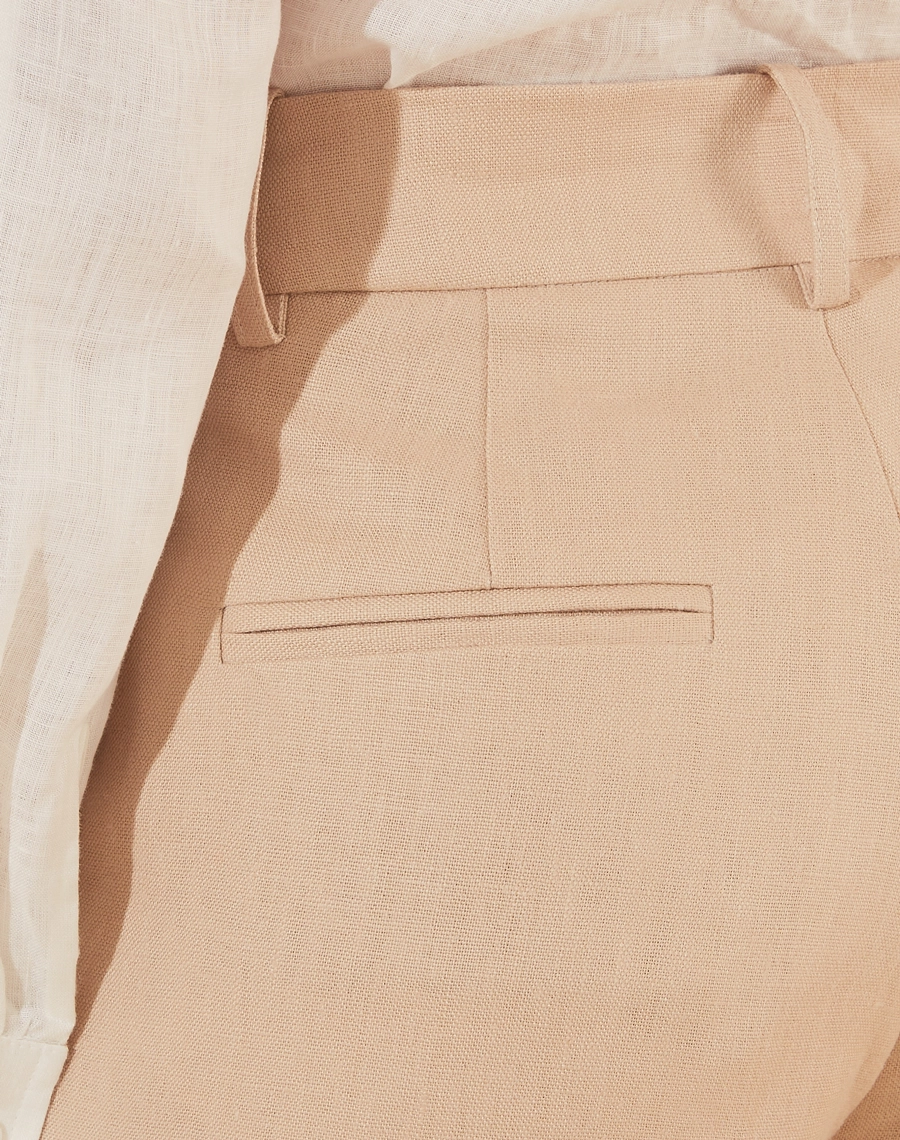 Calça Cecília é confeccionada em linho, um tecido natural que traz frescor e elegância para qualquer ocasião. Com cintura alta e corte reto, a peça oferece um caimento estruturado e moderno.