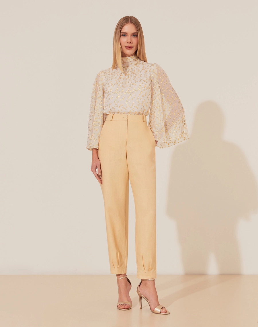 Calça Cecília é confeccionada em linho, um tecido natural que traz frescor e elegância para qualquer ocasião. Com cintura alta e corte reto, a peça oferece um caimento estruturado e moderno.