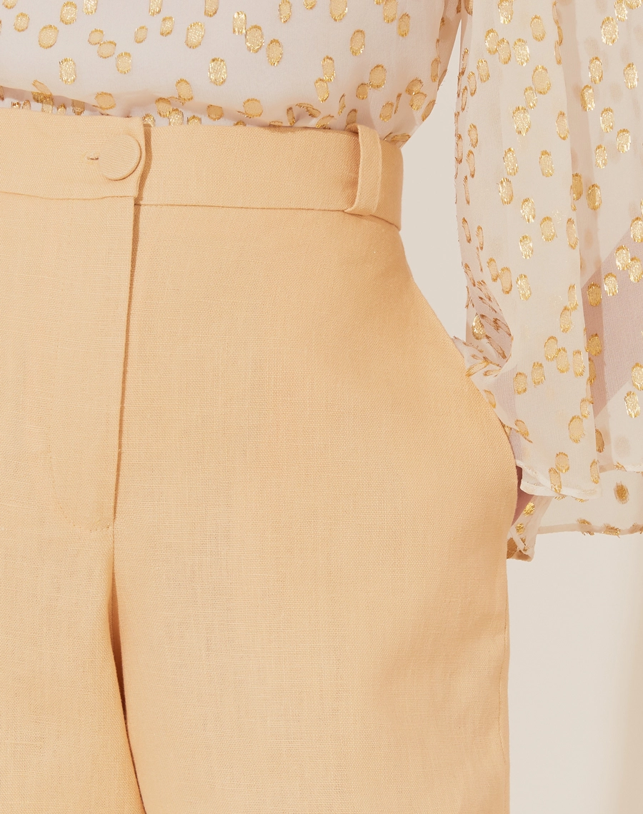 Calça Cecília é confeccionada em linho, um tecido natural que traz frescor e elegância para qualquer ocasião. Com cintura alta e corte reto, a peça oferece um caimento estruturado e moderno.