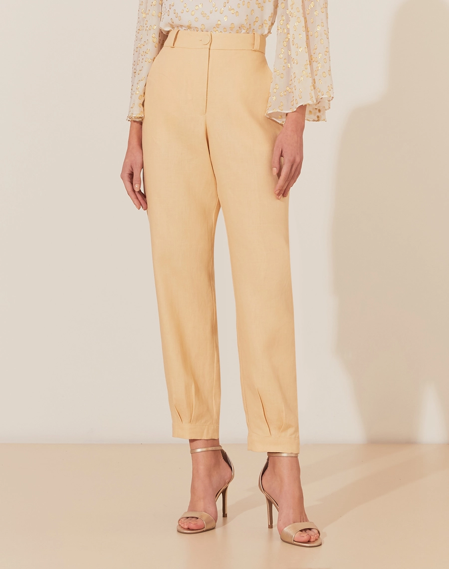 Calça Cecília é confeccionada em linho, um tecido natural que traz frescor e elegância para qualquer ocasião. Com cintura alta e corte reto, a peça oferece um caimento estruturado e moderno.