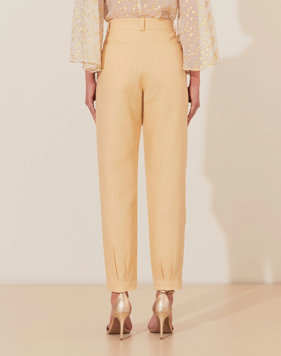 Calça Cecília é confeccionada em linho, um tecido natural que traz frescor e elegância para qualquer ocasião. Com cintura alta e corte reto, a peça oferece um caimento estruturado e moderno.