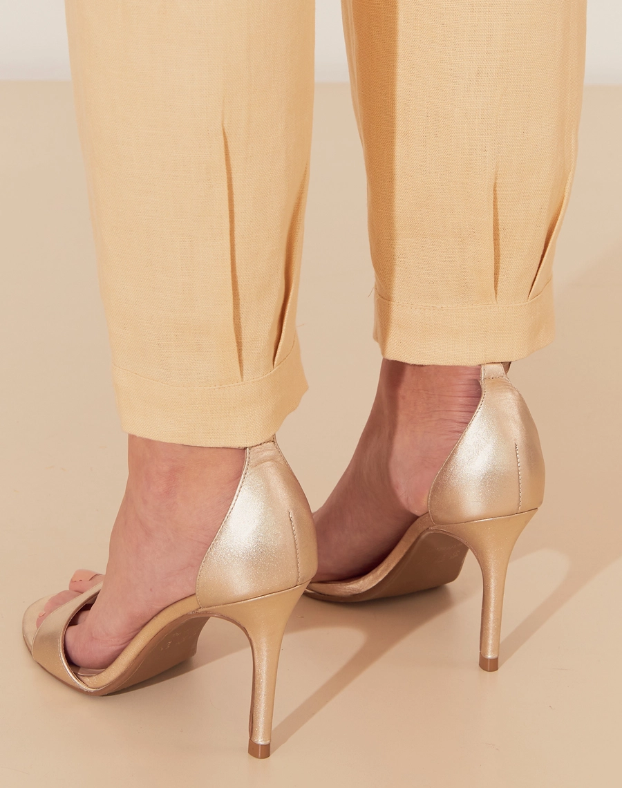 Calça Cecília é confeccionada em linho, um tecido natural que traz frescor e elegância para qualquer ocasião. Com cintura alta e corte reto, a peça oferece um caimento estruturado e moderno.