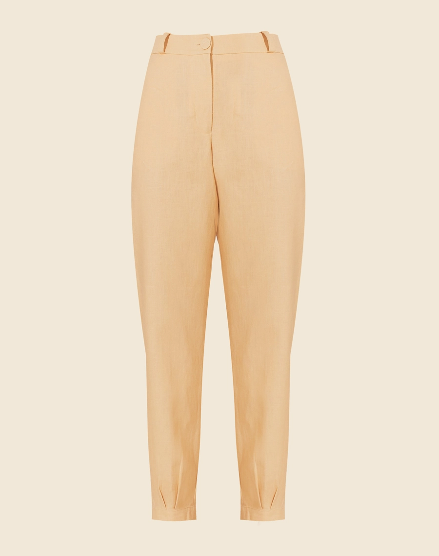 Calça Cecília é confeccionada em linho, um tecido natural que traz frescor e elegância para qualquer ocasião. Com cintura alta e corte reto, a peça oferece um caimento estruturado e moderno.