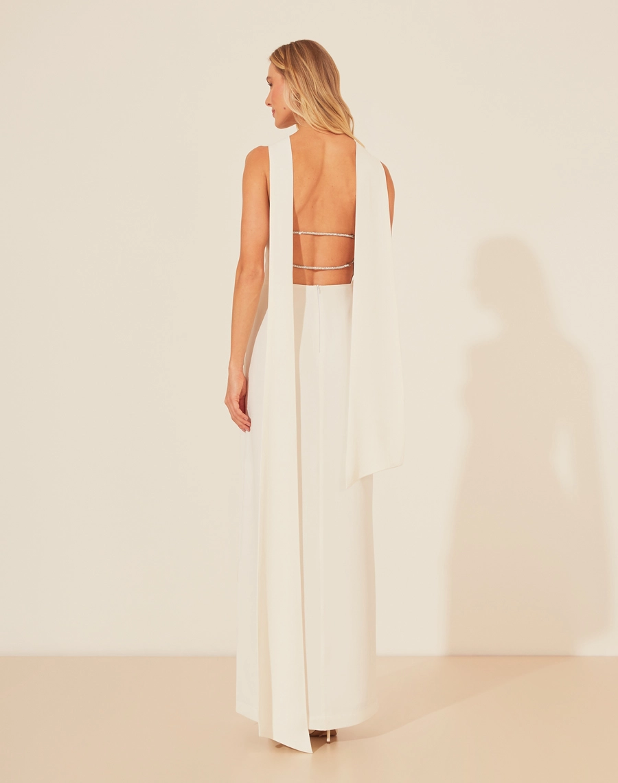 Vestido Longo Katerine com design minimalista e atemporal, confeccionado em crepe patou, proporcionando um caimento fluído e elegante. 