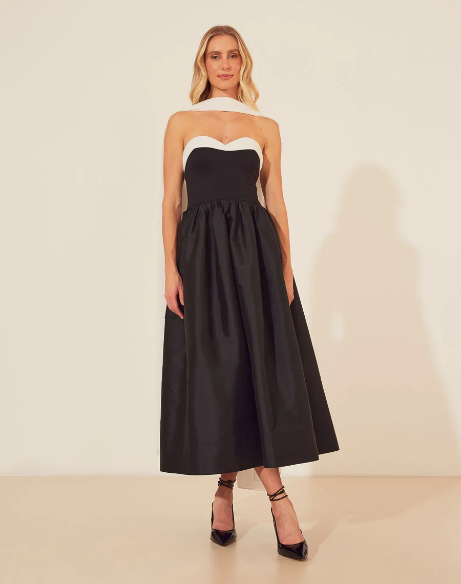 Vestido Midi Gloria é confeccionado em Tecno Prada no corpete e com uma saia volumosa de tafetá. O modelo destaca-se pelo caimento impecável, sendo deal para ocasiões que pedem estilo e conforto. 