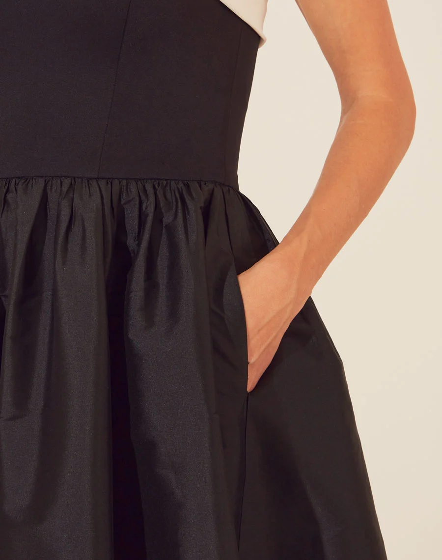 Vestido Midi Gloria é confeccionado em Tecno Prada no corpete e com uma saia volumosa de tafetá. O modelo destaca-se pelo caimento impecável, sendo deal para ocasiões que pedem estilo e conforto. 