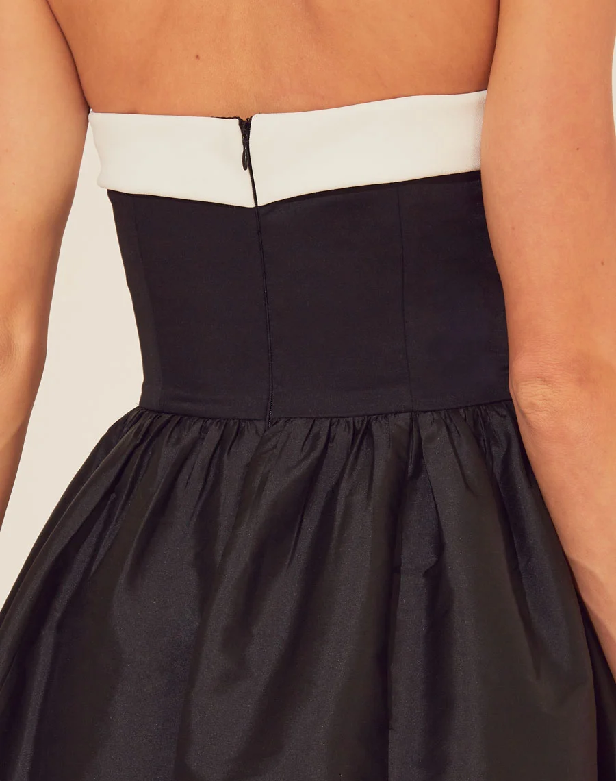 Vestido Midi Gloria é confeccionado em Tecno Prada no corpete e com uma saia volumosa de tafetá. O modelo destaca-se pelo caimento impecável, sendo deal para ocasiões que pedem estilo e conforto. 