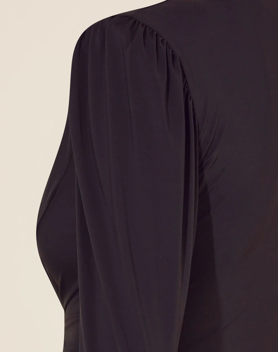 Vestido Longo Mia confeccionado em Jersey, combina conforto e sofisticação. Uma peça perfeita para ocasiões que pedem sofisticação e estilo refinado.