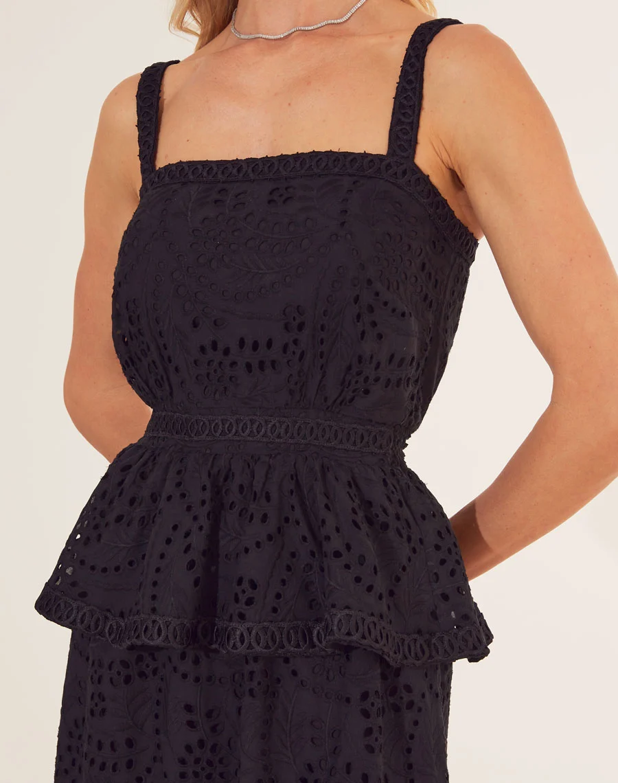 Vestido Midi Beauchamp confeccionado em laise traz sofisticação e feminilidade em cada detalhe. A modelagem midi e o acabamento vazado no barrado tornam a peça ideal para dias mais quentes.