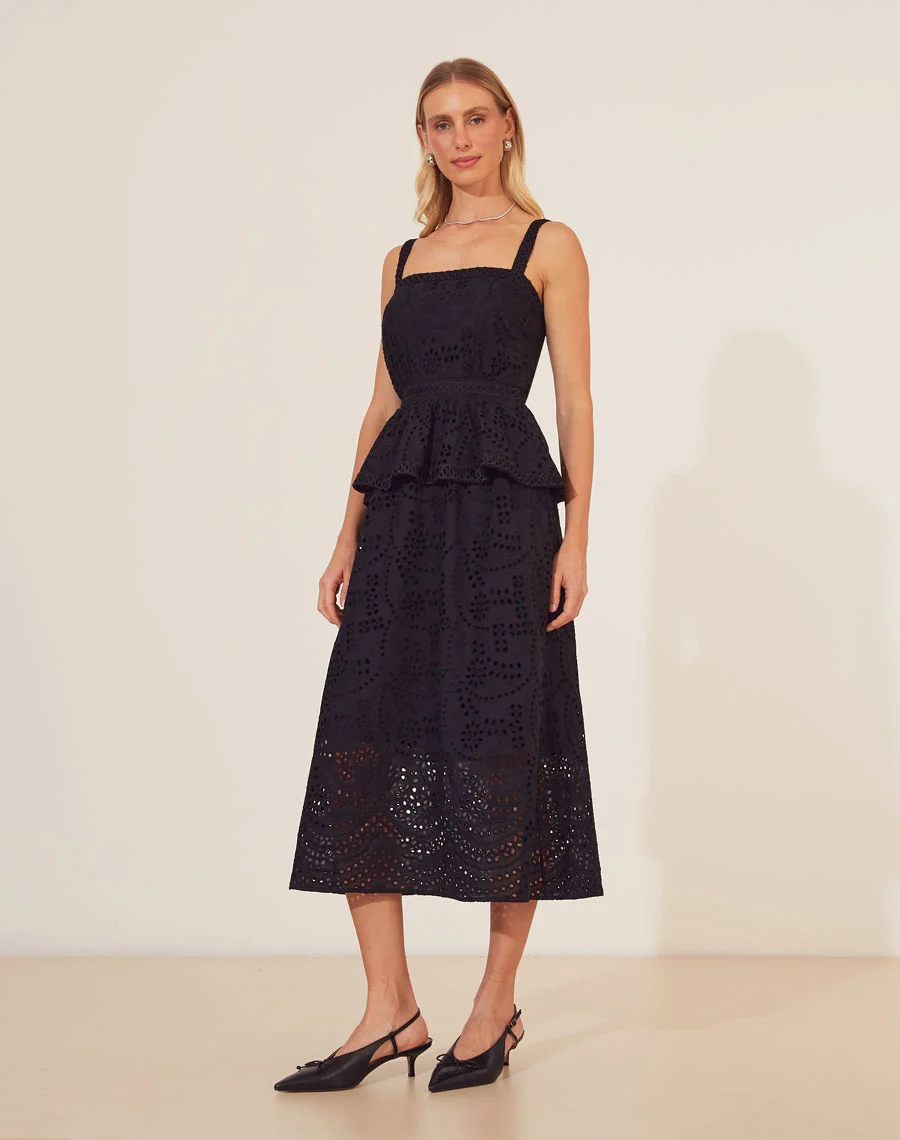 Vestido Midi Beauchamp confeccionado em laise traz sofisticação e feminilidade em cada detalhe. A modelagem midi e o acabamento vazado no barrado tornam a peça ideal para dias mais quentes.