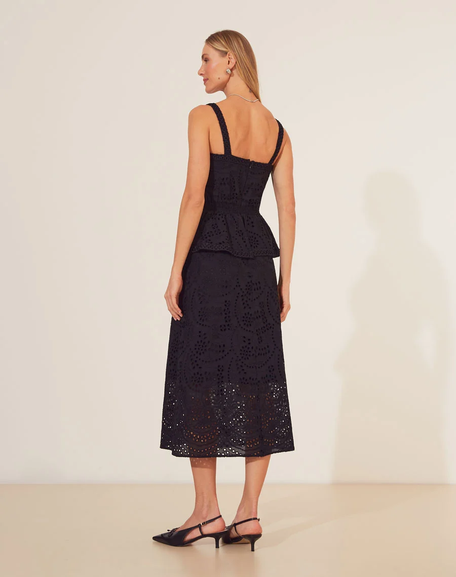 Vestido Midi Beauchamp confeccionado em laise traz sofisticação e feminilidade em cada detalhe. A modelagem midi e o acabamento vazado no barrado tornam a peça ideal para dias mais quentes.
