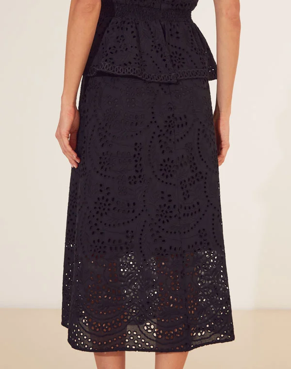 Vestido Midi Beauchamp confeccionado em laise traz sofisticação e feminilidade em cada detalhe. A modelagem midi e o acabamento vazado no barrado tornam a peça ideal para dias mais quentes.