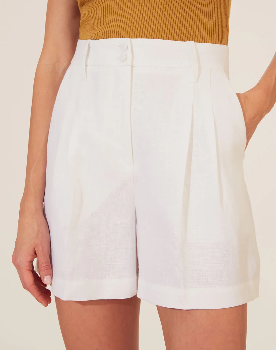 Shorts Ephrussi confeccionado em linho apresenta modelagem de alfaiataria e cintura alta, garantindo um caimento sofisticado. Ideal para compor looks refinados em qualquer ocasião.