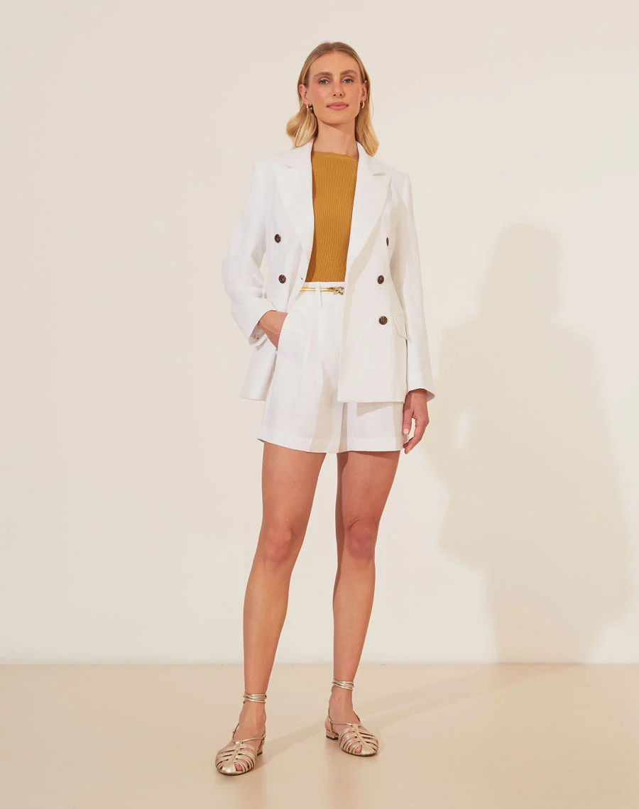 Shorts Ephrussi confeccionado em linho apresenta modelagem de alfaiataria e cintura alta, garantindo um caimento sofisticado. Ideal para compor looks refinados em qualquer ocasião.