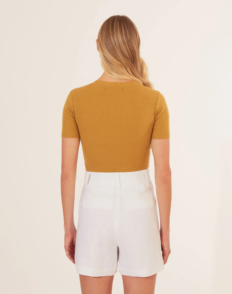 Shorts Ephrussi confeccionado em linho apresenta modelagem de alfaiataria e cintura alta, garantindo um caimento sofisticado. Ideal para compor looks refinados em qualquer ocasião.
