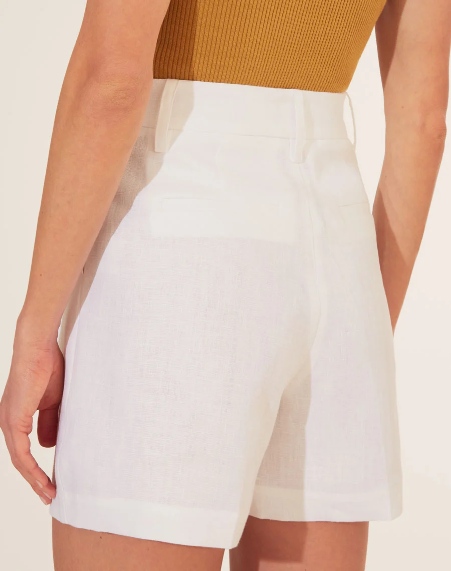 Shorts Ephrussi confeccionado em linho apresenta modelagem de alfaiataria e cintura alta, garantindo um caimento sofisticado. Ideal para compor looks refinados em qualquer ocasião.