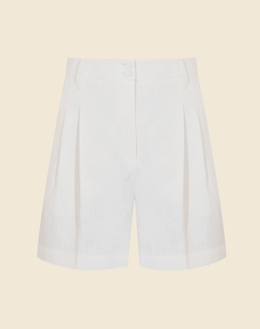 Shorts Ephrussi confeccionado em linho apresenta modelagem de alfaiataria e cintura alta, garantindo um caimento sofisticado. Ideal para compor looks refinados em qualquer ocasião.