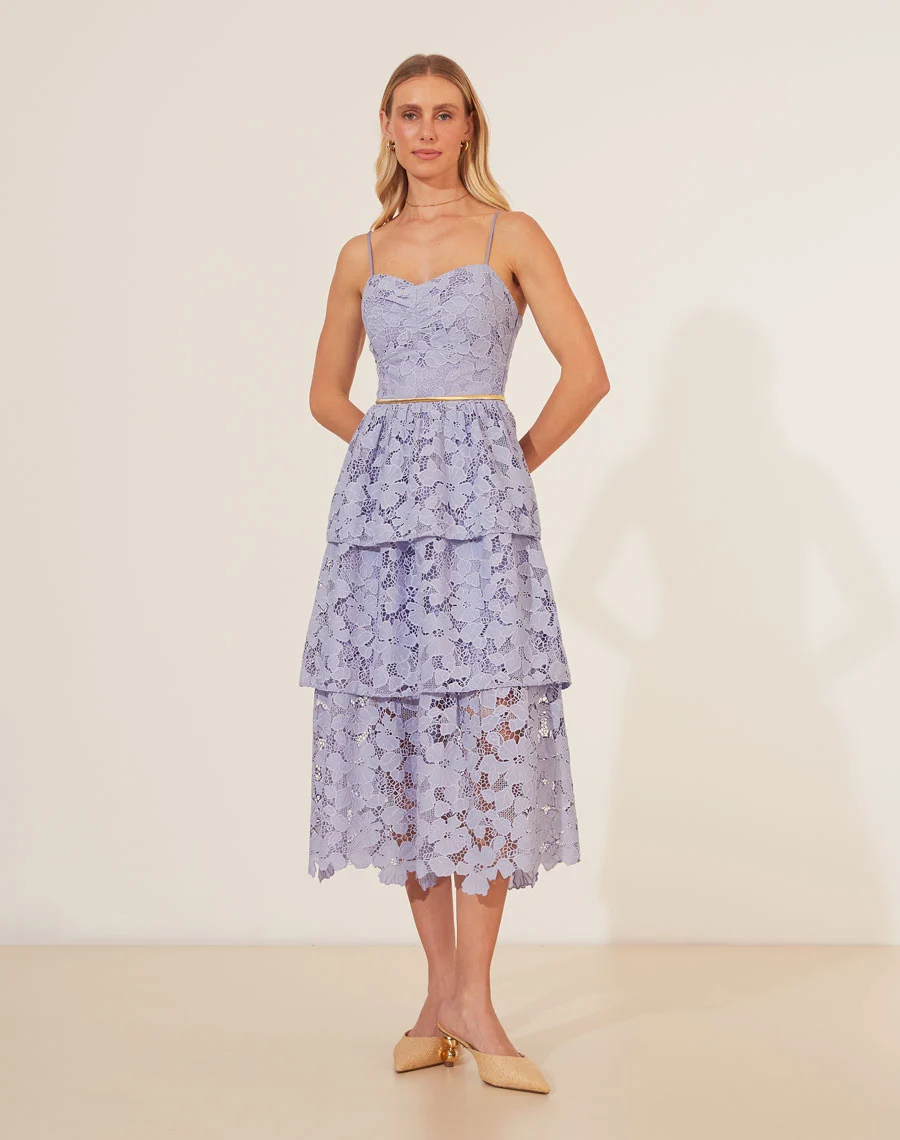 Vestido Midi Lunel em Renda
 confeccionado em renda delicada, combina romantismo e elegância. <br/>
