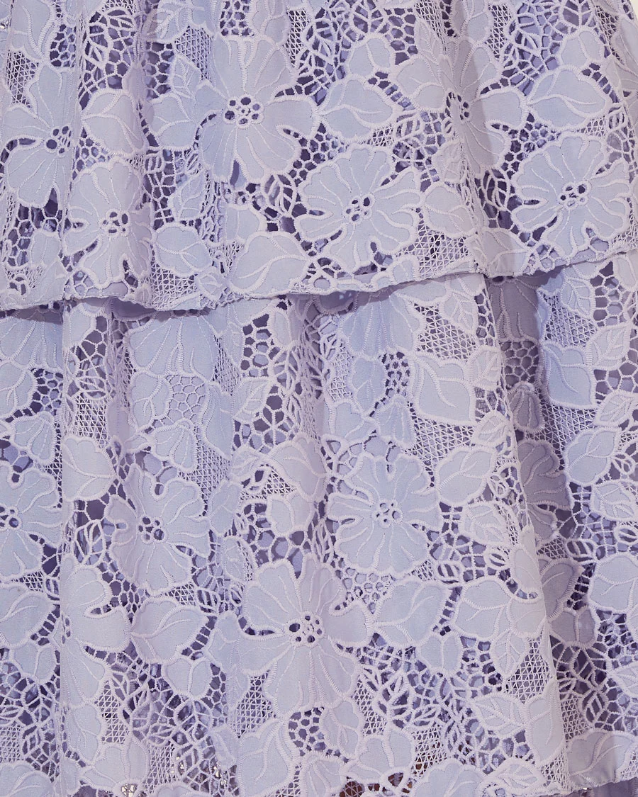 Vestido Midi Lunel em Renda
 confeccionado em renda delicada, combina romantismo e elegância. <br/>

