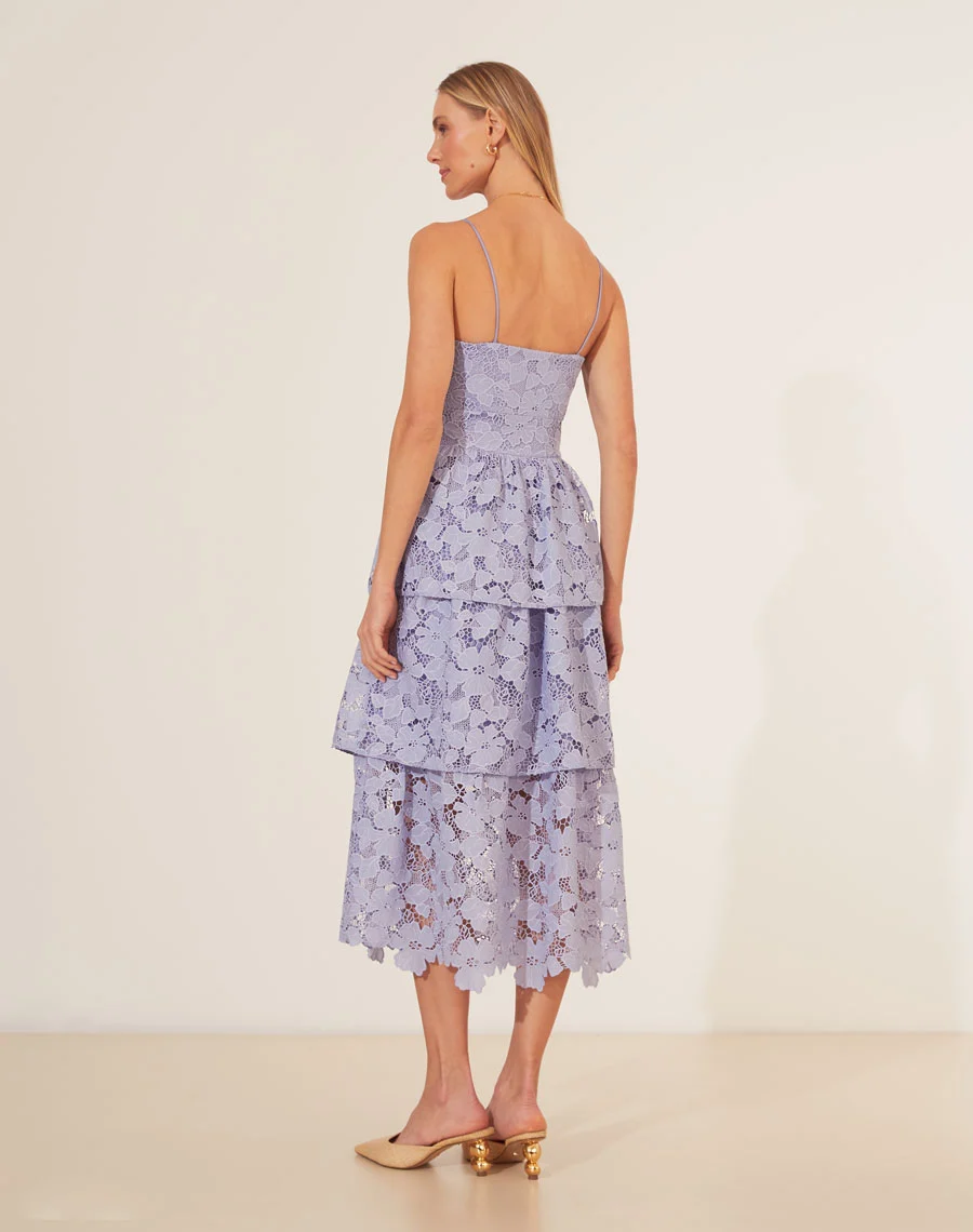 Vestido Midi Lunel em Renda
 confeccionado em renda delicada, combina romantismo e elegância. <br/>
