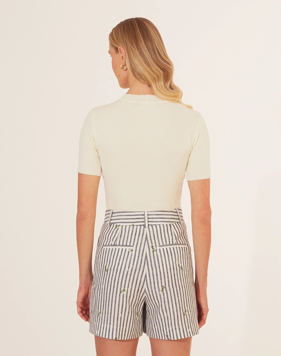 Shorts Gassin é confeccionado em linho listrado, proporcionando um visual fresco e delicado. Este shorts é ideal para compor looks leves e sofisticados, perfeito para dias ensolarados e ocasiões casuais. 