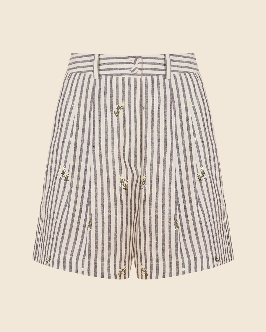 Shorts Gassin é confeccionado em linho listrado, proporcionando um visual fresco e delicado. Este shorts é ideal para compor looks leves e sofisticados, perfeito para dias ensolarados e ocasiões casuais. 