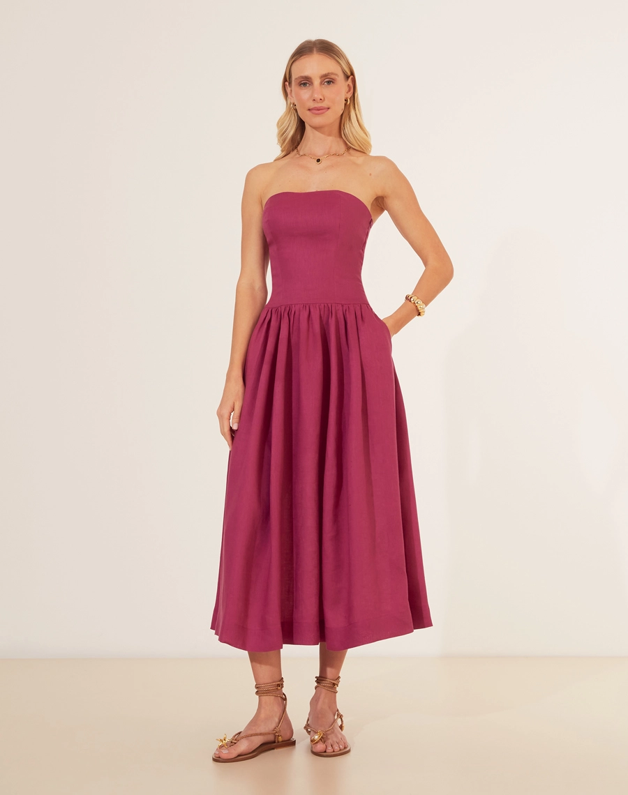 Vestido Midi Larchet é o equilíbrio perfeito entre sofisticação e leveza. Feito em cambraia de linho, oferece um caimento suave e natural, perfeito para os dias mais quentes.<br/>
O modelo tomara que caia destaca o colo de forma sutil e elegante, enquanto a saia midi traz um movimento fluido e delicado.<br/> 
Ideal para mulheres que buscam um look minimalista e atemporal, sem abrir mão do conforto e do estilo. <br/>