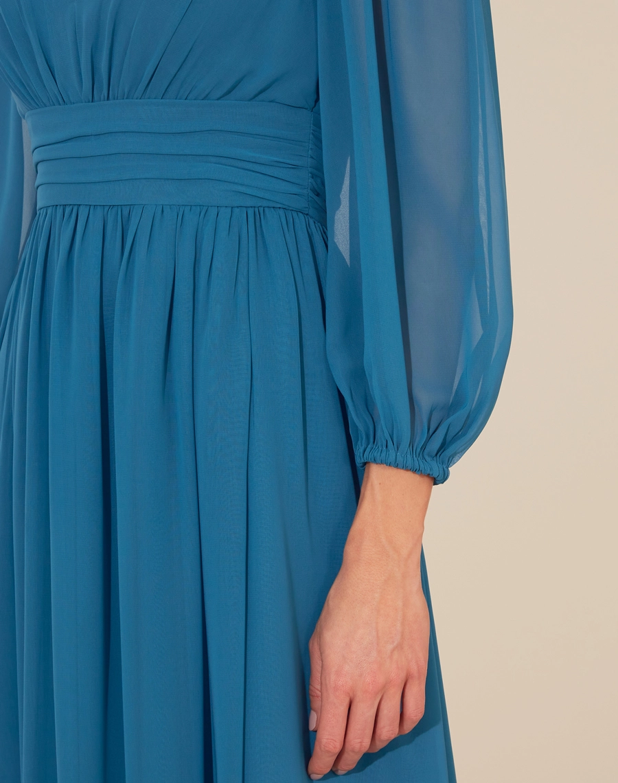 Vestido Longo Zaida é uma expressão de feminilidade, confeccionado em chiffon, um tecido leve e esvoaçante, o vestido apresenta um shape acinturado com detalhes drapeados que destacam a silhueta de forma sofisticada. 
