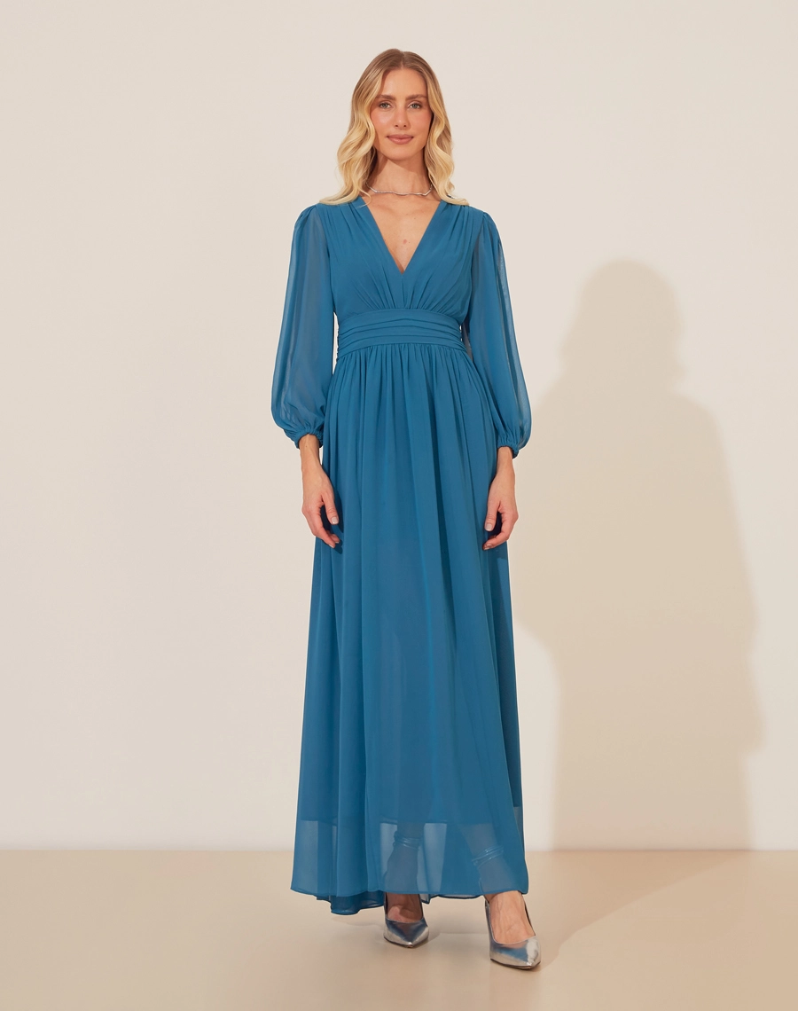 Vestido Longo Zaida é uma expressão de feminilidade, confeccionado em chiffon, um tecido leve e esvoaçante, o vestido apresenta um shape acinturado com detalhes drapeados que destacam a silhueta de forma sofisticada. 
