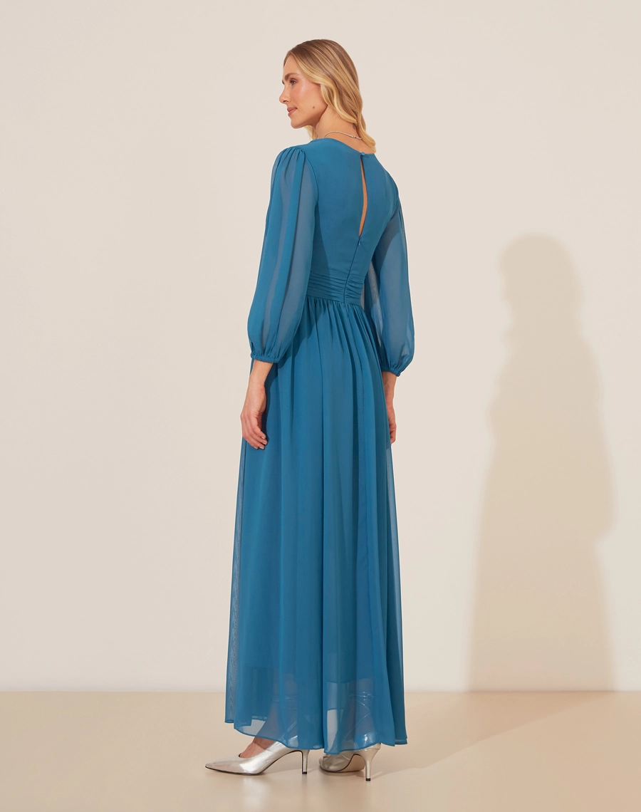 Vestido Longo Zaida é uma expressão de feminilidade, confeccionado em chiffon, um tecido leve e esvoaçante, o vestido apresenta um shape acinturado com detalhes drapeados que destacam a silhueta de forma sofisticada. 
