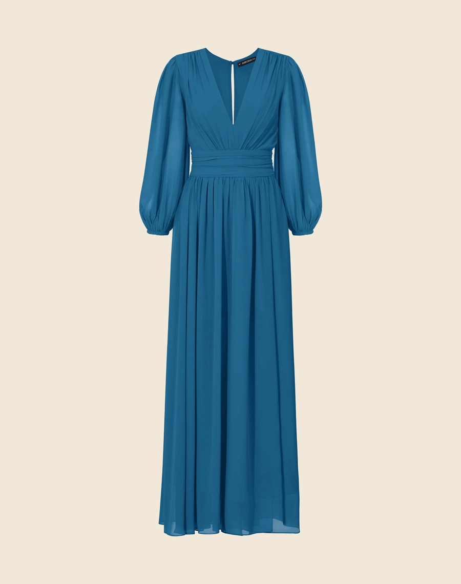 Vestido Longo Zaida é uma expressão de feminilidade, confeccionado em chiffon, um tecido leve e esvoaçante, o vestido apresenta um shape acinturado com detalhes drapeados que destacam a silhueta de forma sofisticada. 
