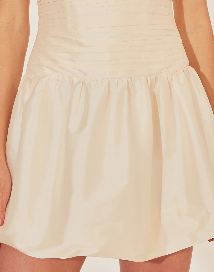 Vestido Curto Balone Le Cedres é confeccionado em tafetá, um tecido acetinado e de leve estrutura, ideal para dias quentes. <br/>
