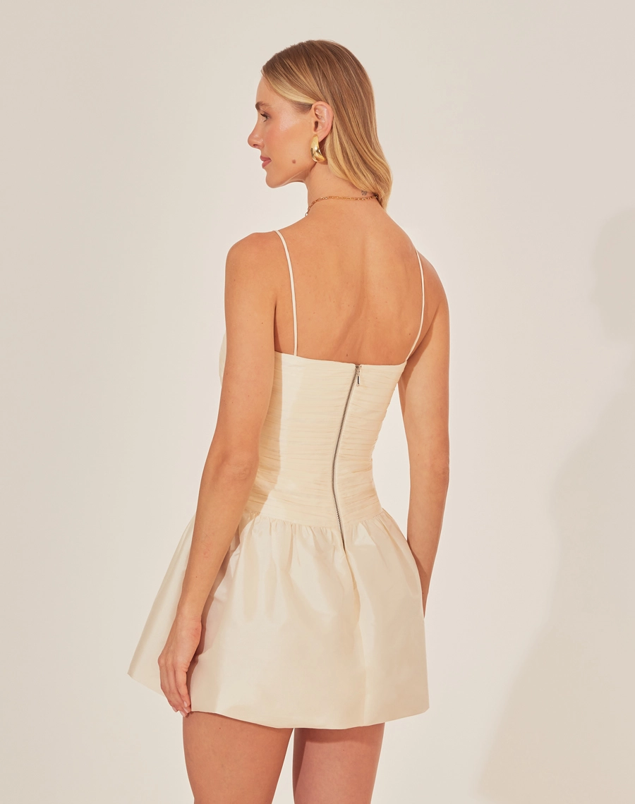 Vestido Curto Balone Le Cedres é confeccionado em tafetá, um tecido acetinado e de leve estrutura, ideal para dias quentes. <br/>
