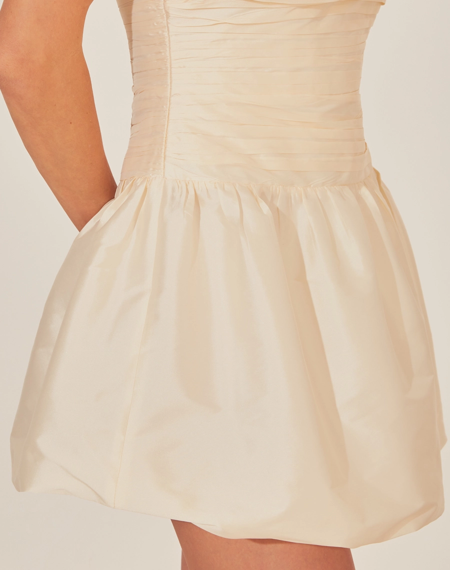 Vestido Curto Balone Le Cedres é confeccionado em tafetá, um tecido acetinado e de leve estrutura, ideal para dias quentes. <br/>
