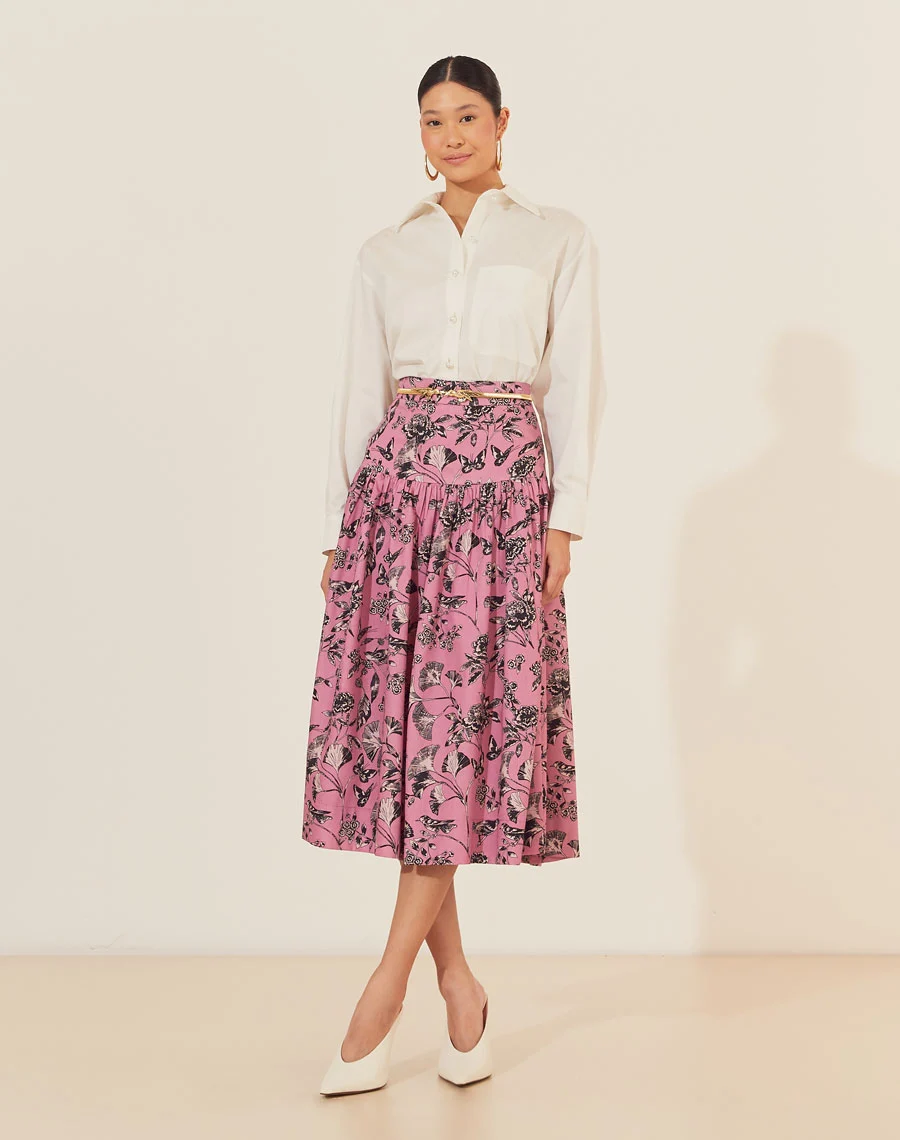 Saia Midi Olga é a combinação perfeita de estilo e conforto. Confeccionada em ED Aled Estampado, ela traz um design moderno com estampa floral e detalhes botânicos delicados, proporcionando um visual elegante e atemporal. 