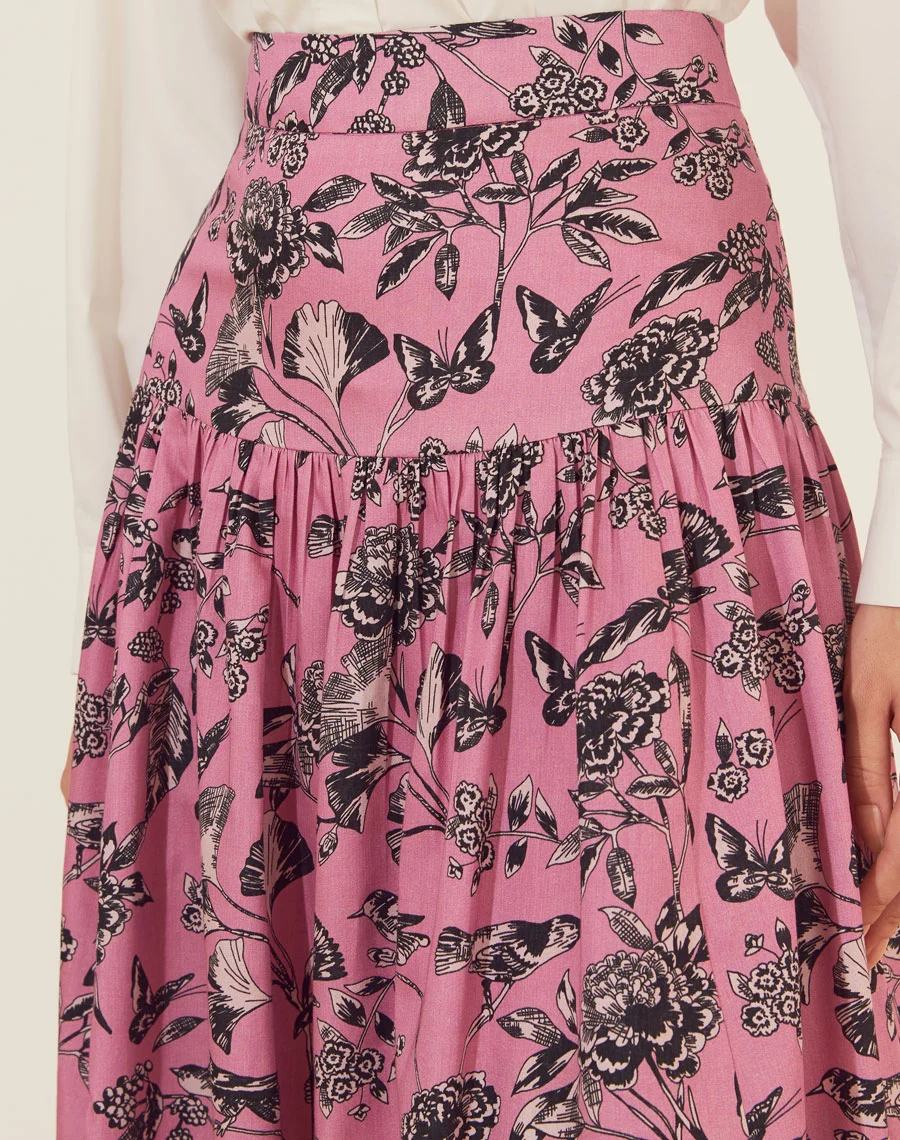 Saia Midi Olga é a combinação perfeita de estilo e conforto. Confeccionada em ED Aled Estampado, ela traz um design moderno com estampa floral e detalhes botânicos delicados, proporcionando um visual elegante e atemporal. 