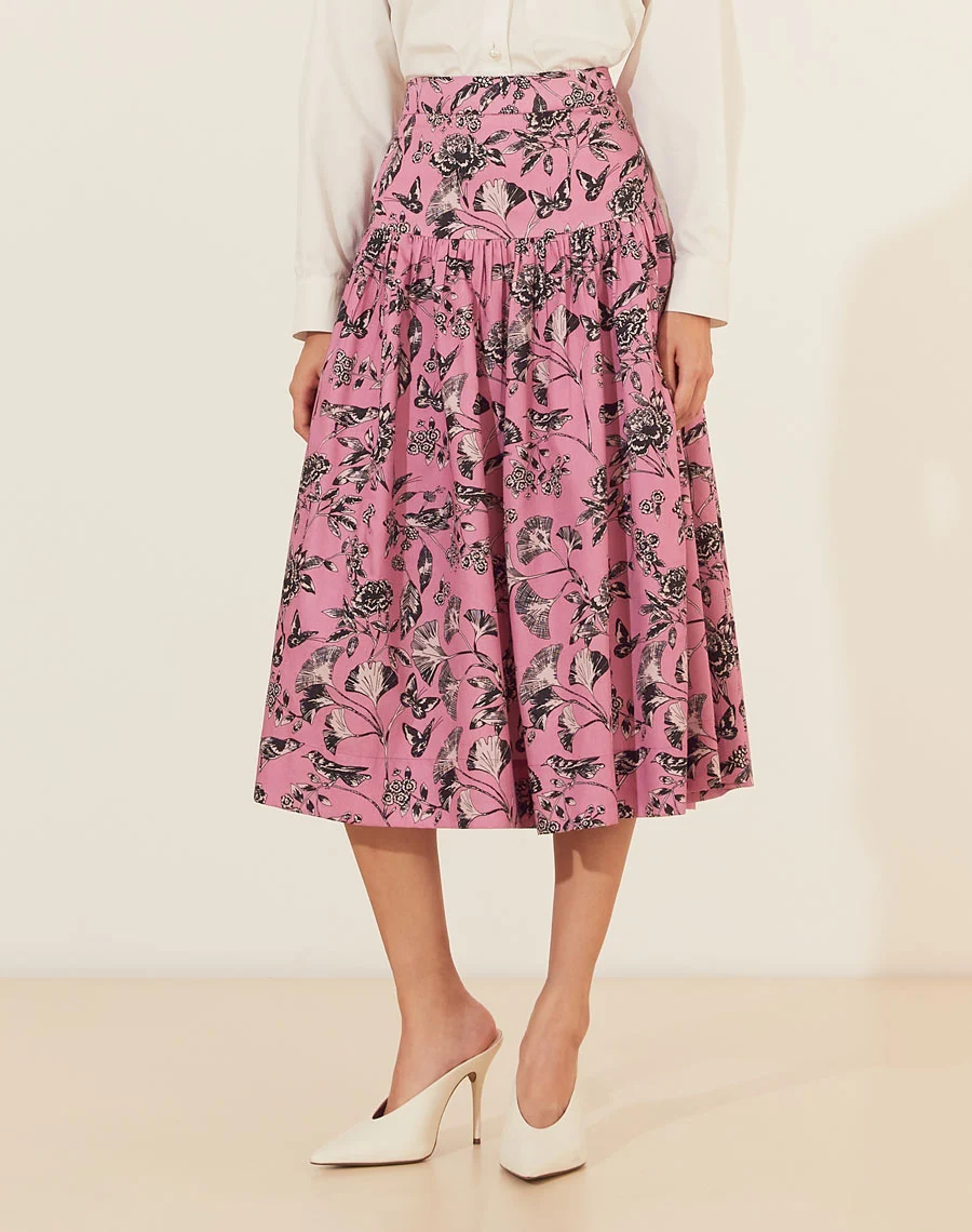 Saia Midi Olga é a combinação perfeita de estilo e conforto. Confeccionada em ED Aled Estampado, ela traz um design moderno com estampa floral e detalhes botânicos delicados, proporcionando um visual elegante e atemporal. 